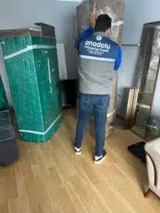 Anadolu Nakliyat ekibi, Ankara evden eve taşıma için mobilyaları özenle paketliyor